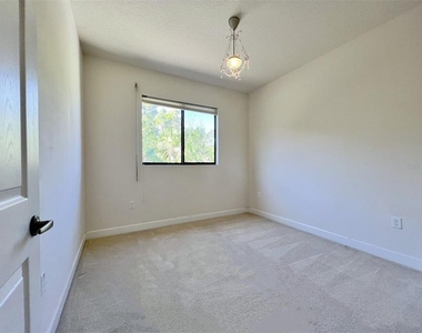 2532 Glenridge Circle - Photo Thumbnail 18