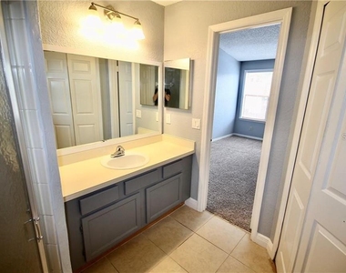 2918 Antique Oaks Circle - Photo Thumbnail 10