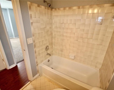 2918 Antique Oaks Circle - Photo Thumbnail 16