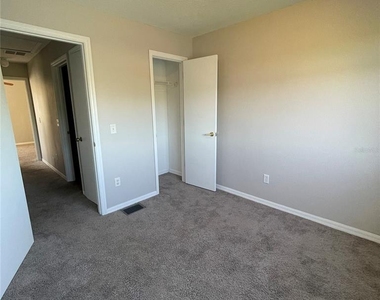 621 Washington Palm Loop - Photo Thumbnail 17