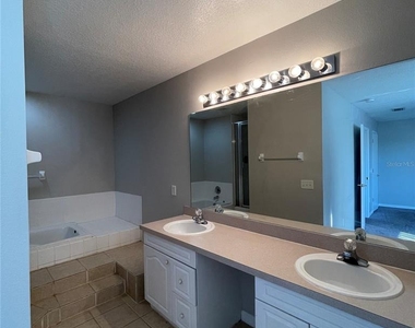 621 Washington Palm Loop - Photo Thumbnail 13