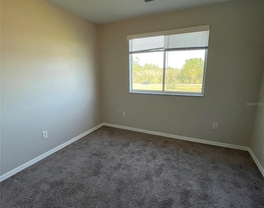 621 Washington Palm Loop - Photo Thumbnail 16