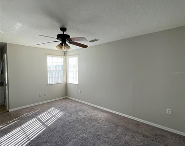 621 Washington Palm Loop - Photo Thumbnail 10