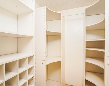 111 Crescent Court - Photo Thumbnail 12
