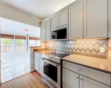 1607 Delaney Avenue - Photo Thumbnail 9