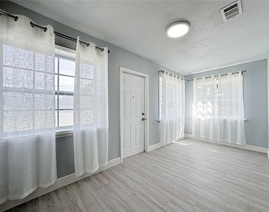 1600 Roosevelt Avenue - Photo Thumbnail 2
