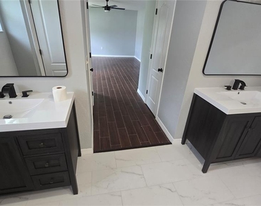 7704 Canterbury Circle - Photo Thumbnail 17