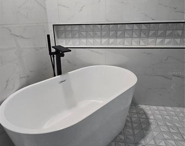 7704 Canterbury Circle - Photo Thumbnail 16
