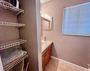 2508 Sw 35th Place - Photo Thumbnail 7