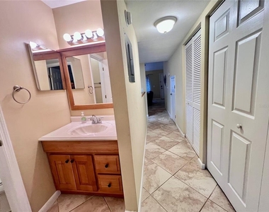 2508 Sw 35th Place - Photo Thumbnail 10