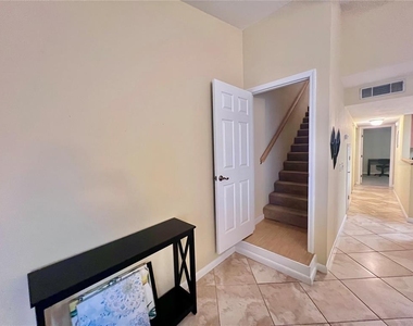 2508 Sw 35th Place - Photo Thumbnail 5