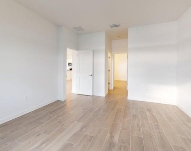 7761 Lakes Edge Lane - Photo Thumbnail 10