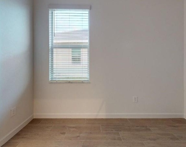 7761 Lakes Edge Lane - Photo Thumbnail 5