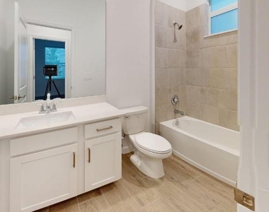 7761 Lakes Edge Lane - Photo Thumbnail 3