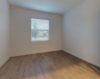 7761 Lakes Edge Lane - Photo Thumbnail 6