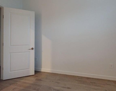 7761 Lakes Edge Lane - Photo Thumbnail 13