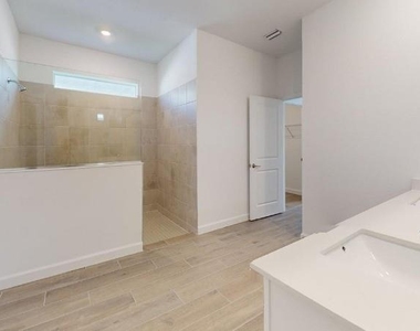 7761 Lakes Edge Lane - Photo Thumbnail 2