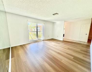 7704 24th Avenue W - Photo Thumbnail 4