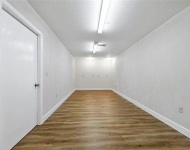 8006 Oak Drive - Photo Thumbnail 31