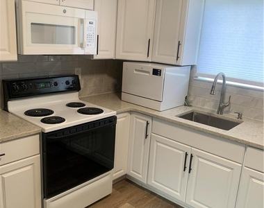 828 N Sherman Street - Photo Thumbnail 6