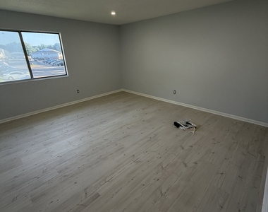 140 Thompson Street - Photo Thumbnail 4