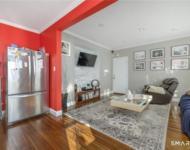 8 Erwin Place - Photo Thumbnail 2