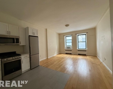 E 82nd St - Photo Thumbnail 3