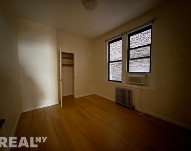 E 82nd St - Photo Thumbnail 4