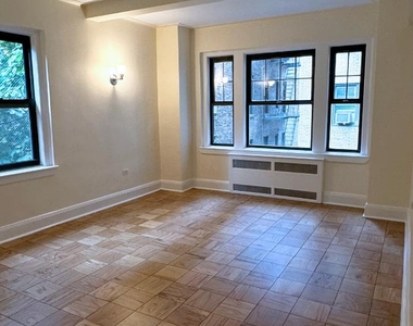 Christopher St - Photo Thumbnail 2