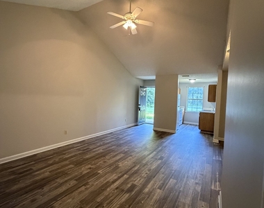 302 Admirals Walk Drive - Photo Thumbnail 4