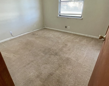 154 Greenacre Circle N - Photo Thumbnail 5
