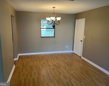 203 Courtney Place - Photo Thumbnail 4