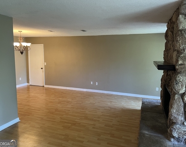203 Courtney Place - Photo Thumbnail 1