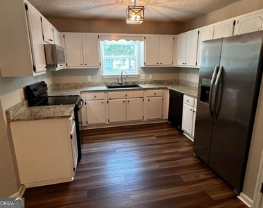 200 Chestnut Court - Photo Thumbnail 4