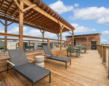 881 Memorial Drive Se - Photo Thumbnail 45
