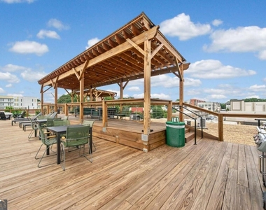 881 Memorial Drive Se - Photo Thumbnail 44