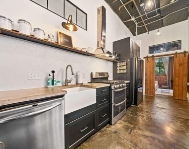 881 Memorial Drive Se - Photo Thumbnail 2