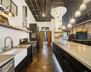 881 Memorial Drive Se - Photo Thumbnail 3