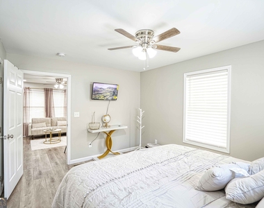 1827 Dunlap Avenue - Photo Thumbnail 19