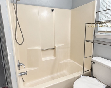 204 Sunnyside Drive - Photo Thumbnail 8