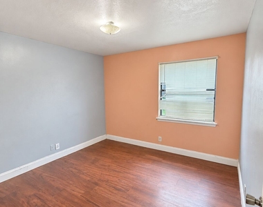 204 Sunnyside Drive - Photo Thumbnail 10