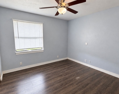 204 Sunnyside Drive - Photo Thumbnail 7