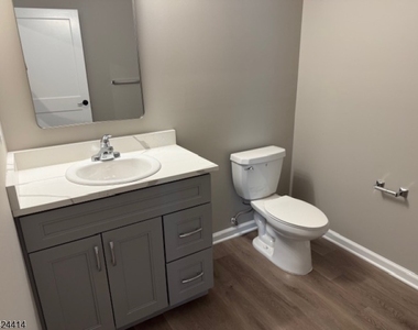 237 Main St - Photo Thumbnail 6