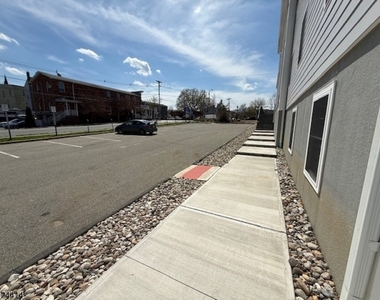 237 Main St - Photo Thumbnail 8