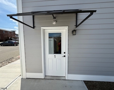237 Main St - Photo Thumbnail 7