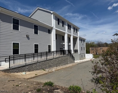 237 Main St - Photo Thumbnail 9