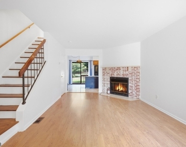 126 Locust Ct - Photo Thumbnail 8