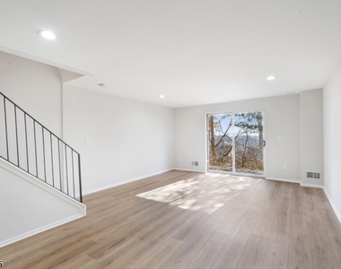 101 Tallwood Ln - Photo Thumbnail 20