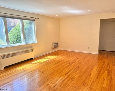 93 Troy Dr - Photo Thumbnail 2