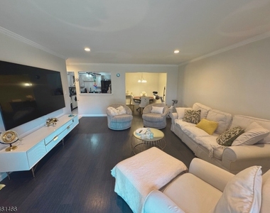 806 Eves Dr - Photo Thumbnail 6